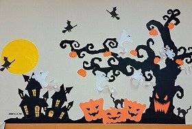 切り絵などによるハロウィンがテーマの壁面装飾。
