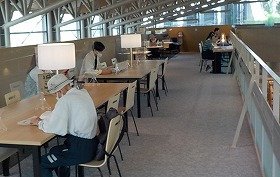 江坂図書館リニューアルオープン初日の一般書エリアの様子2
