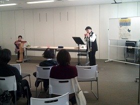 写真2　オカリナ演奏をしている国松妙子さん 