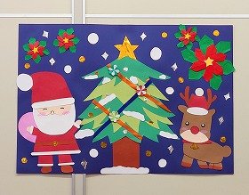写真リボンで飾られたクリスマスツリーとサンタさんとトナカイさん。