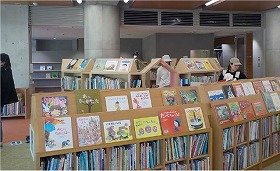 江坂図書館リニューアルオープン初日の児童書エリアの様子1