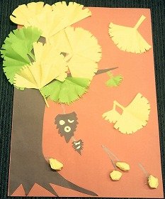 写真黄色くなったいちょうの葉やぎんなん、木からみのむしがぶら下がっている様子を、紙で表現しています。