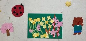 写真 　菜の花、つくし、桜の花や、くまとてんとうむしの壁面飾り