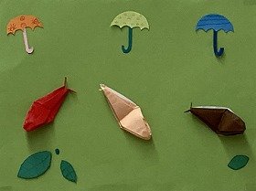 傘と、折り紙のカタツムリ