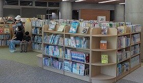江坂図書館リニューアルオープン初日の児童書エリアの様子2