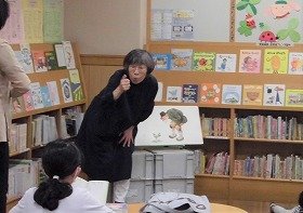 吹田市聴言障害者協会のボランティアが、手話で絵本の『おおきなかぶ』を読み聞かせしている様子。