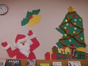 画像1　折り紙・切り絵などによるクリスマスや冬がテーマの壁面装飾。画像2から5までは同じ装飾です。