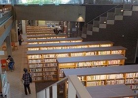 江坂図書館リニューアルオープン初日の一般書エリアの様子1
