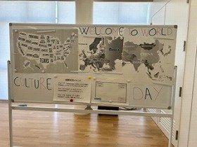 写真2　留学生が描いたWorld Culture Dayの看板