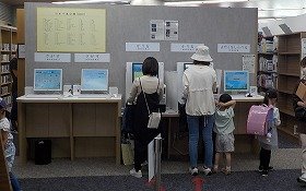江坂図書館リニューアルオープン初日の一般書エリアの様子4