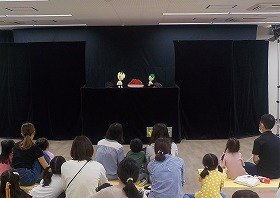 人形劇『赤くなりたいな』を見る参加者たち。