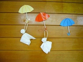 折り紙や半紙で作った、傘とてるてる坊主の装飾。