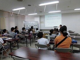 画像：さんくす図書館にて夏休み親子自由研究講座「いまとむかしをくらべてみよう」を開催