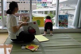 画像:絵本を楽しむ親子