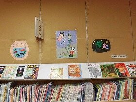 画像:ピンクの織り姫とブルーのひこ星が夜空に浮かんでいます。金魚鉢に赤い金魚2匹と黒い出目金2匹が泳いでい