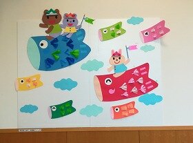 画像:どうぶつを乗せて雲の間を泳ぐ、切り紙で作られた色とりどりのこいのぼり