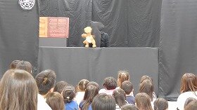 画像:人形劇「ばけものつかい」を演じる女性と聞いている親子