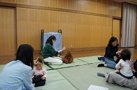 画像:わらべうたの「にんどころ」を歌って遊んでいます。