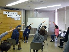 画像:いすにすわって、体幹トレーニング