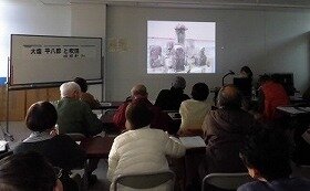 画像:プロジェクターで映しだされた画像を見ながら講師の解説を聞く参加者の皆さん