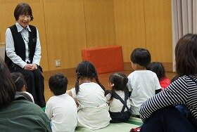 画像:おはなし「やねがチーズでできたいえ」を子どもたちが真剣に聞いています。
