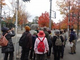 画像:三色彩道の紅葉を観る参加者。