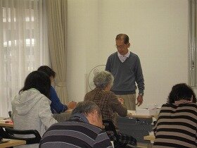 画像:講師が受講者に説明している