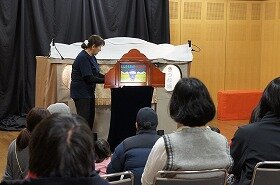 画像:人形劇団あっぷうの皆さんによる紙芝居や人形劇「きつね坂」