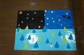 画像:クリスマスの夜、空の上を、トナカイのソリに乗ったサンタさんがかけていく壁面装飾です。