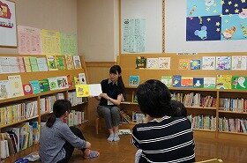 画像:図書館実習生による絵本の読み聞かせの様子。読んでいるのは「こぐまちゃんとぼーる」。