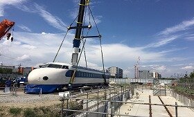 画像:最終設置場所のすぐ横へ、車両を一旦、着地。8月21日(水曜日)の作業はここまででした。