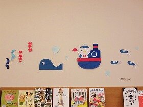 画像:船に乗ったペンギンとくじらの海の風景