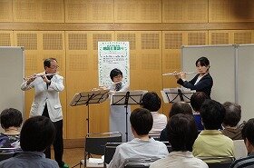 画像:プレジールアンサンブルの3人が演奏している写真。