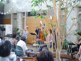 画像:「江坂でジャズろ」で演奏されるみなさんの写真。1