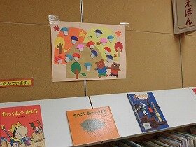 画像:里山に赤、青、紫、ピンクのかさのきのこがいっぱいです。