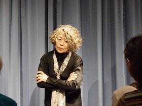 画像:朗読をしている語り手と、それを聞く参加者。