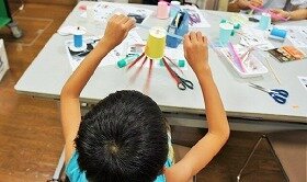 画像:くるくるたこさんを回している男の子