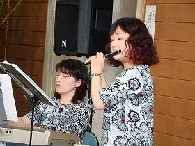 画像:キーボードとピッコロの演奏