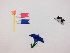 画像:折り紙のこいのぼりとかぶとと菖蒲の花