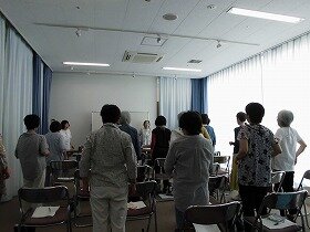 画像:音読前の準備体操をしている様子