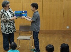 画像:二人で絵本をよみきかせしています。