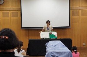 画像:さわる絵本の読み聞かせの写真