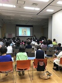 画像:講師の話を聞くたくさんの参加者たち