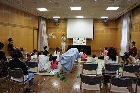 画像:パネルシアターを楽しむ参加者の様子