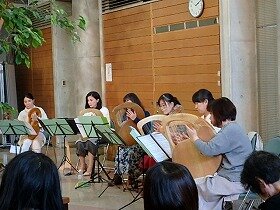 画像:江坂ロビーフェスタで演奏する、きらきら星の皆さん。