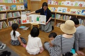 画像:大型絵本「しりとりのだいすきなおうさま」を読んでいます。