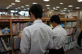 画像:相談業務の体験として調べものをしている写真。