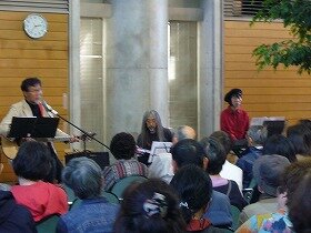 画像:「キーボードで歌お。」で、キーボード、ギター、ベースを演奏するトリオのみなさん。