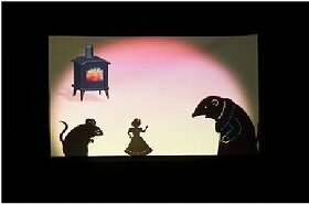 画像:おやゆびひめがモグラと出会うシーンの影絵。