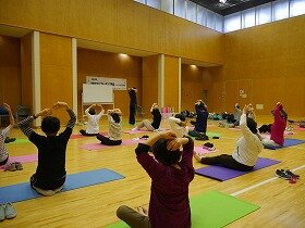 画像:ストレッチをしている参加者たち